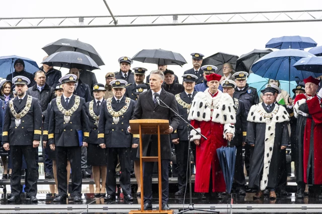 Wiceminister Arkadiusz Marchewka przemawia podczas uroczystej inauguracji roku akademickiego na Politechnice Morskiej w Szczecinie