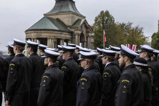 Studenci pierwszego roku w mundurach podczas uroczystej inauguracji roku akademickiego na Politechnice Morskiej w Szczecinie
