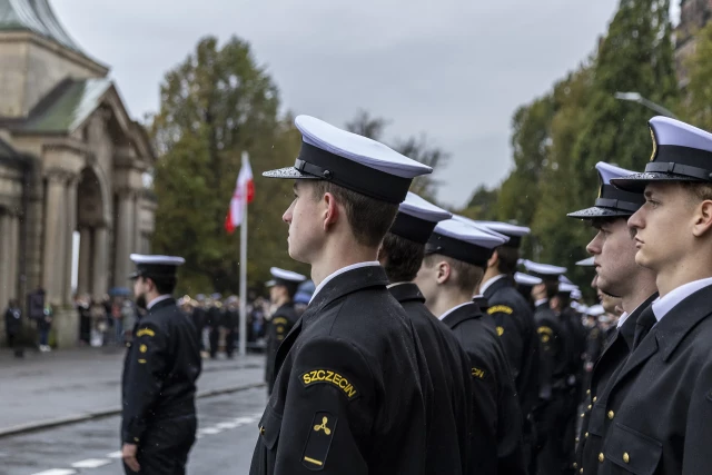 Studenci pierwszego roku w mundurach podczas uroczystej inauguracji roku akademickiego na Politechnice Morskiej w Szczecinie