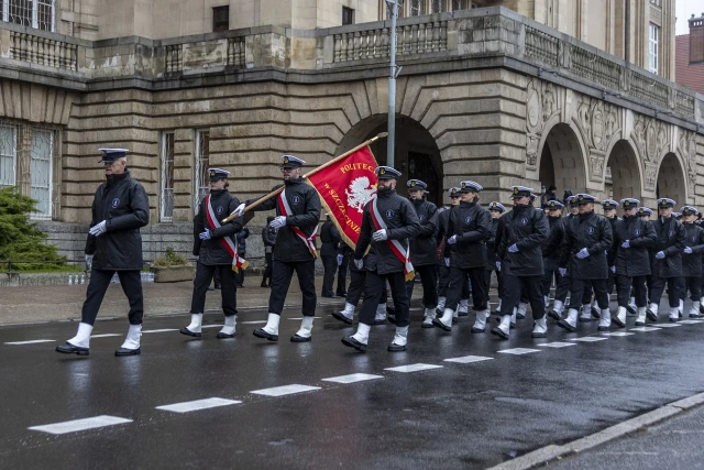 Kompania Honorowa Politechniki Morskiej w Szczecinie defiluje podczas uroczystości inauguracji roku akademickiego na PM