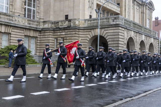 Kompania Honorowa Politechniki Morskiej w Szczecinie defiluje podczas uroczystości inauguracji roku akademickiego na PM