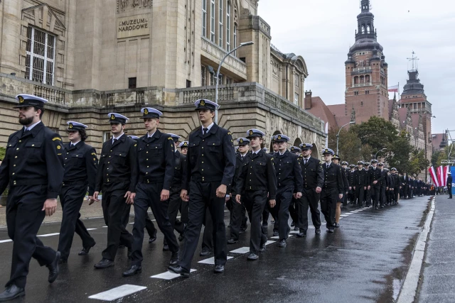 Studenci pierwszego roku w mundurach defilują podczas uroczystej inauguracji roku akademickiego na Politechnice Morskiej w Szczecinie