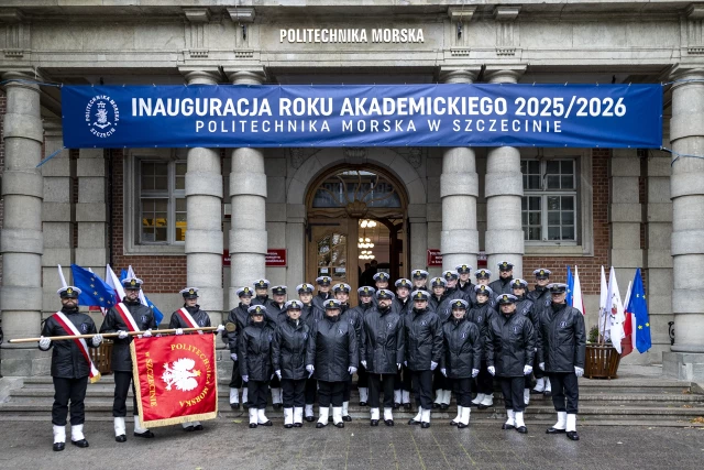 Kompania Honorowa Politechniki Morskiej w Szczecinie pozuje przed wejściem do uczelni podczas uroczystości inauguracji roku akademickiego na PM