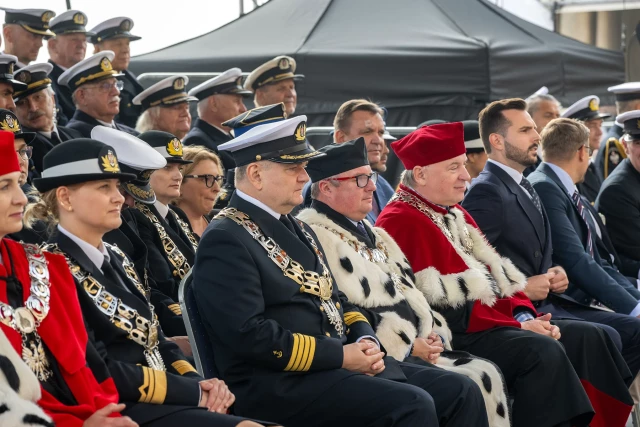 Rektor PM i zaproszeni goście na trybunie honorowej podczas inauguracji roku akademickiego 2026/27