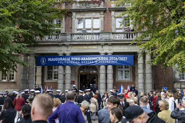Studenci pierwszego roku witają się z rodzinami i najbliższymi po uroczystej inauguracji roku akademickiego