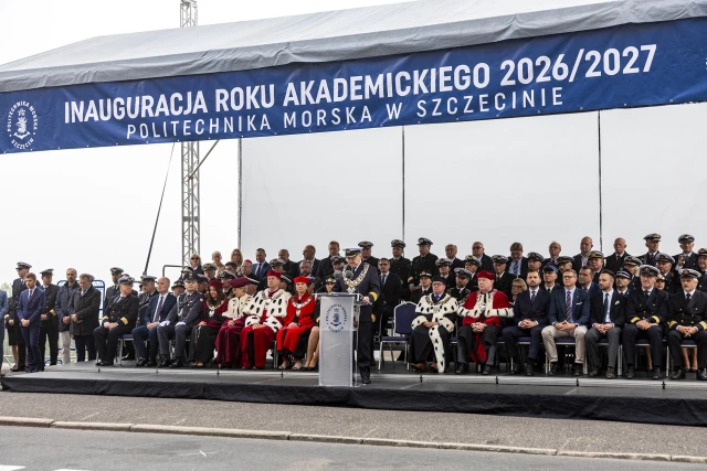 Zaproszeni na inaugurację goście na trybunie honorowej