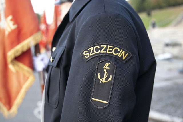 Patki SZCZECIN i symbol Wydziału Nawigacyjnego na ramieniu munduru studenta I roku PM