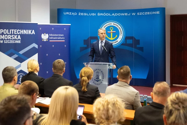 Sekretarz stanu w Ministerstwie Infrastruktury Arkadiusz Marchewka przemawia na konferencji