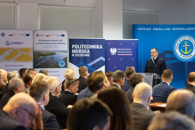 Rektor PM Wojciech Ślączka przemawia na konferencji