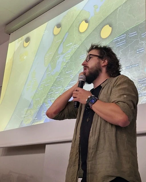 Karol Wójcicki podczas wykładu w auli PM