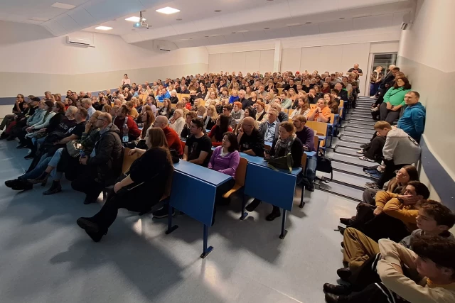 Uczestnicy wykładu Karola Wójcickiego w auli PM