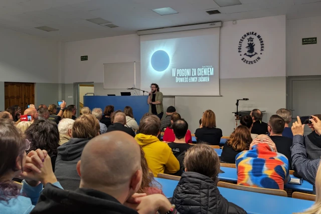 Uczestnicy wykładu Karola Wójcickiego w auli PM