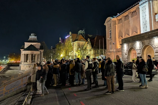 Uczestnicy wykładu Karola Wójcickiego  oglądają niebo przez teleskop na Wałach Chrobrego