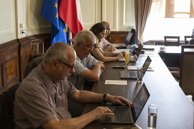 Uczestnicy obrad V Zebrania Plenarnego Komitetu Geodezji Polskiej Akademii Nauk w Sali Senatu PM