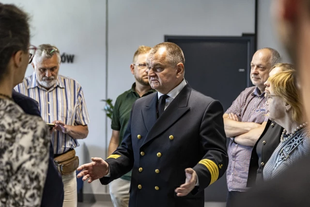 Rektor PM Wojciech Ślączka przemawia do uczestników obrad V Zebrania Plenarnego Komitetu Geodezji Polskiej Akademii Nauk w Akademickim Centrum Symulatorów