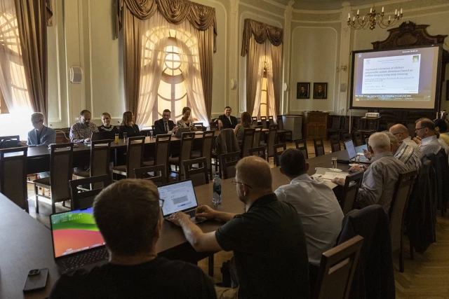 Uczestnicy obrad V Zebrania Plenarnego Komitetu Geodezji Polskiej Akademii Nauk w Sali Senatu PM
