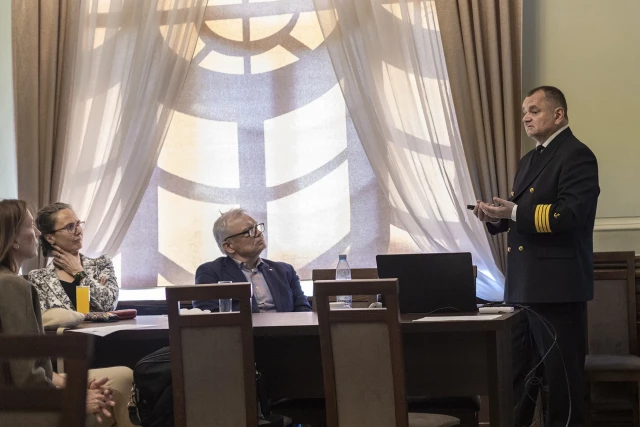 Rektor PM Wojciech Ślączka przemawia do uczestników obrad V Zebrania Plenarnego Komitetu Geodezji Polskiej Akademii Nauk w Sali Senatu PM