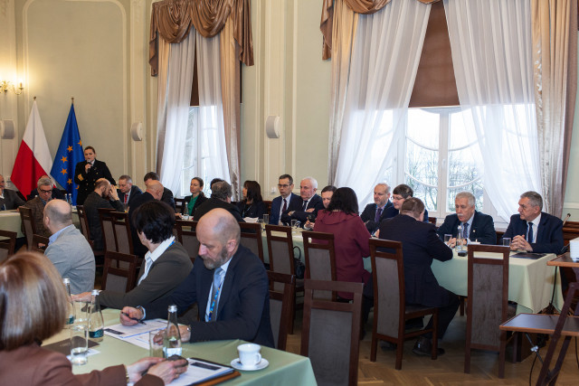 Uczestnicy konferencji obradują w Sali Senatu PM