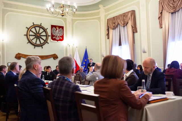 Uczestnicy konferencji obradują w Sali Senatu PM