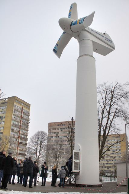 Uczestnicy konferencji zaglądają do wnętrza szkoleniowej turbiny wiatrowej na terenie Wydziału Mechanicznego PM