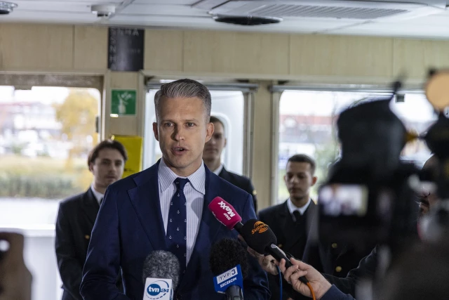 Wiceminister Infrastruktury Arkadiusz Marchewka podczas konferencji prasowej na mostku Nawigatora XXI