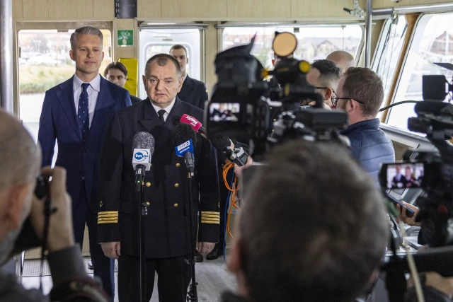 Rektor PM Wojciech Ślączka podczas konferencji prasowej na mostku Nawigatora XXI