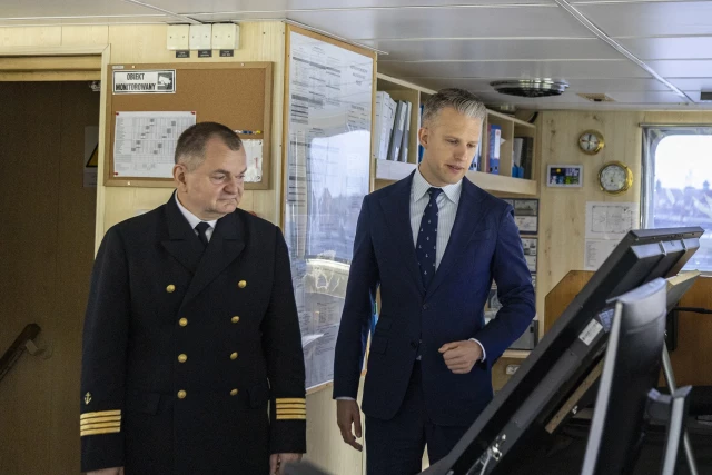 Wiceminister Infrastruktury Arkadiusz Marchewka i Rektor PM Wojciech Ślączka podczas konferencji prasowej na mostku Nawigatora XXI