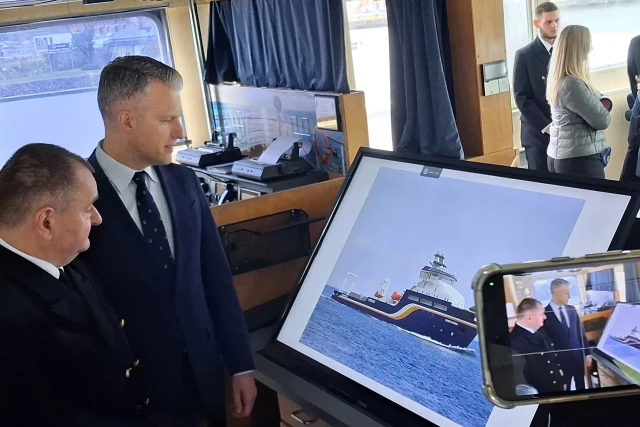 Wiceminister Infrastruktury Arkadiusz Marchewka i Rektor PM Wojciech Ślączka podczas konferencji prasowej na mostku Nawigatora XXI