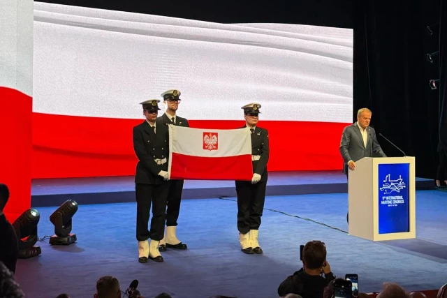 Studenci z Kompanii Honorowej PM z banderą statku "Ziemia Gnieźnieńska"
