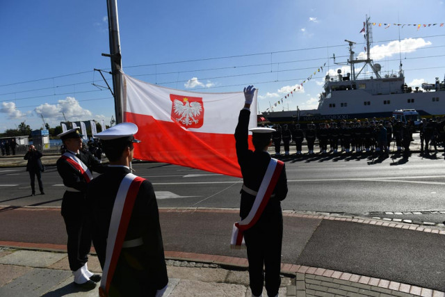 Uroczystości inauguracyjne roku akademickiego Akademii Morskiej w Szczecinie - podniesienie bandrey