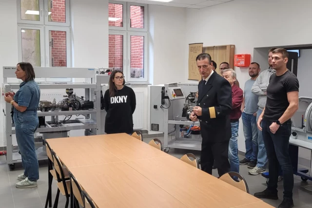Słuchacze pierwszej edycji studiów podyplomowych EMEW w laboratorium 