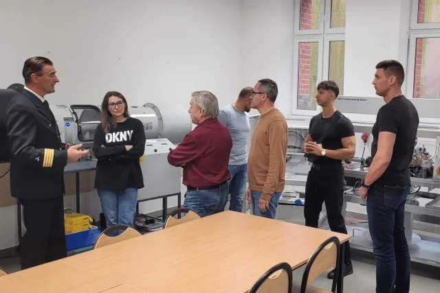 Słuchacze pierwszej edycji studiów podyplomowych EMEW w laboratorium 