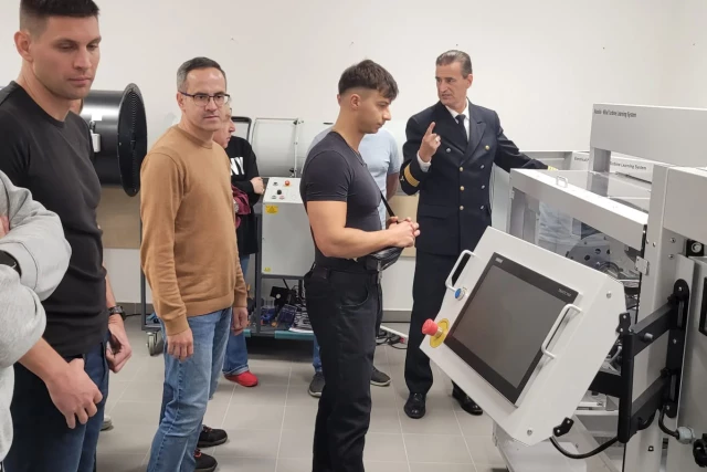 Słuchacze pierwszej edycji studiów podyplomowych EMEW w laboratorium 