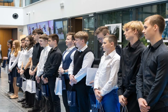 Uczniowie na uroczystości rozdania nagród w konkursie MEWy 2026 w atrium Urzędu Marszałkowskiego w Szczecinie.