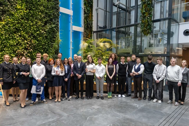 Wspólne zdjęcie po rozdaniu nagród w konkursie MEWy 2026 w atrium Urzędu Marszałkowskiego w Szczecinie.