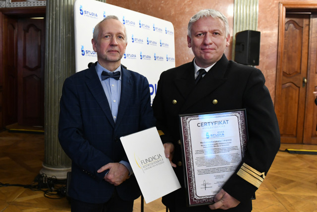 Dziekan Wydziału Mechatroniki i Elektrotechniki PM po odebraniu nagrody