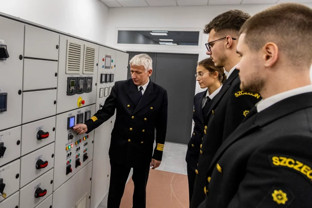 Students and an instructor in the laboratory at the new FMEE building