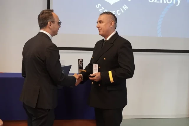 Rektor PM Wojciech Ślączka wręcza Medal Honorowy prof. Leszkowi Chybowskiemu, fot. T. Kwiatkowski