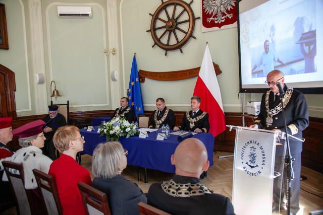 Dziekan WiiT Zbigniew Pietrzykowski przemawia na uroczystości nadania tytułu doktora honoris causa prof. Stanisławowi Gucmie