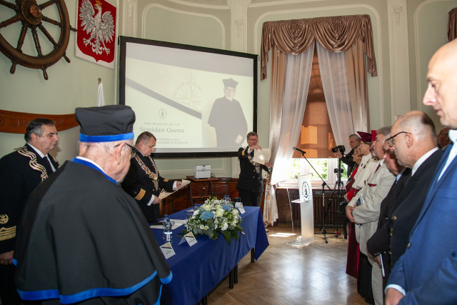 Prokertor PM Artur Bejger przemawia do gości na uroczystości nadania tytułu doktora honoris causa prof. Stanisławowi Gucmie