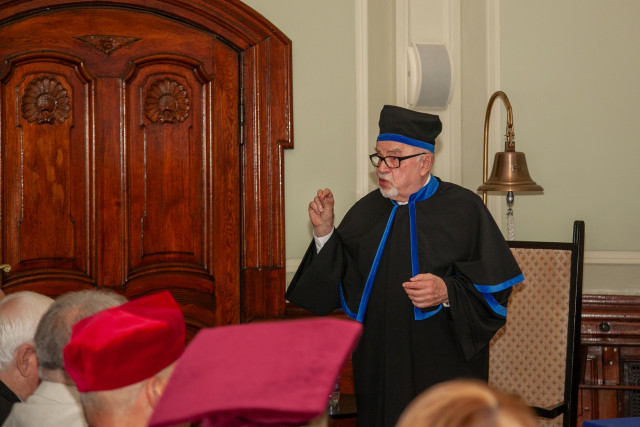 Doktor honoris causa Politechniki Morskiej w Szczecinie prof. Stanisław Gucma przemawia podczas uroczystości
