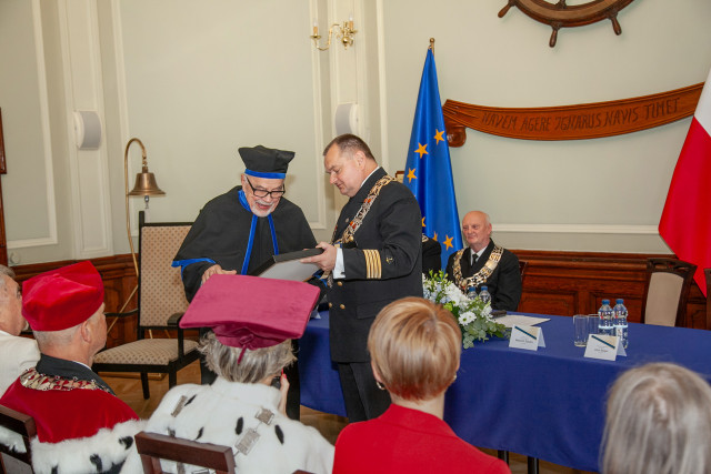 Rektor PM wręcza prezent dla prof. Stanisławowi Gucmie