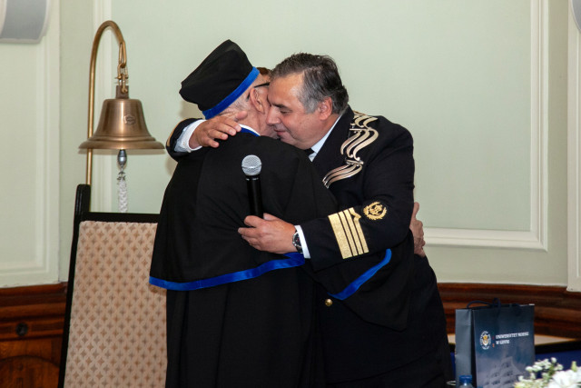 Rektor Uniwersytetu Morskiego w Gdyni Adam Weintrit wręcza prezent prof. Stanisławowi Gucmie