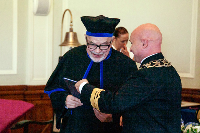 Dziekan WN Paweł Zalewski gratuluje prof. Stanisławowi Gucmie