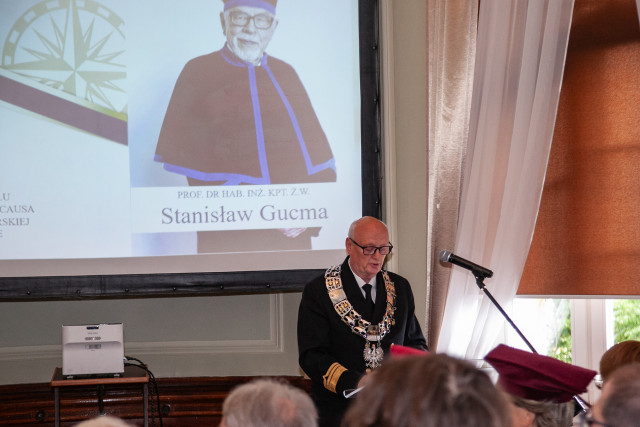Dziekan WiIT Zbigniew Pietrzykowski przemawia na uroczystości nadania tytułu doktora honoris causa prof. Stanisławowi Gucmie