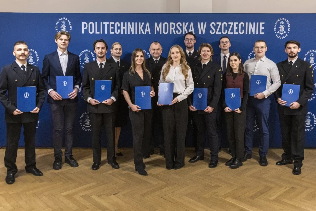 Nagrodzeni studenci z Rektorem i Prorektorem PM