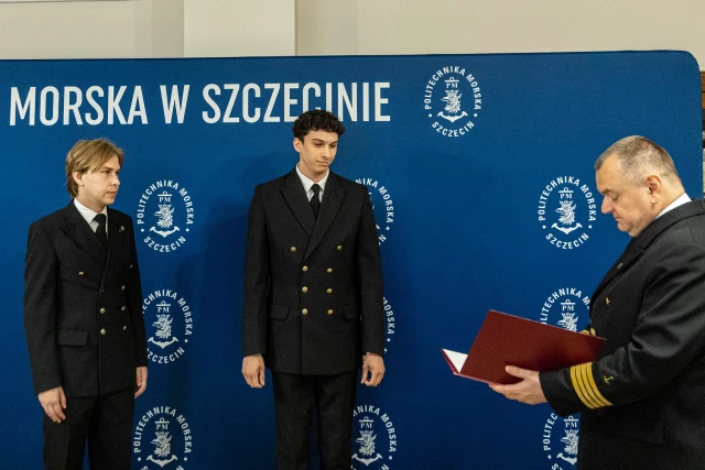  Rektor PM Wojciech Ślączka gratuluje studentom, którzy otrzymali stypendium Ministra infrastruktury Dariusza Klimczaka