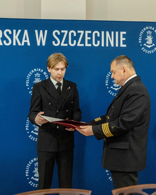 Maciej Słodkowski odbiera dyplom od Rektora PM Wojciecha Ślączki