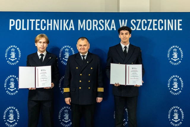 Maciej Słodkowski, Rektor PM Wojciech Ślączka oraz Seweryn Sawicki z dyplomami