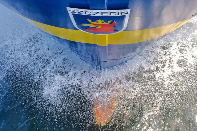 Dziób statku Nawigator XXI podczas rejsu, widok z pokładu